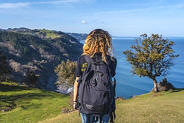 Deba, Gipuzkoa Spain », January 26, 2020: Two young people walking along the beautiful coast from Deba to Zumaia