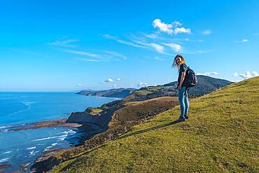 Deba, Gipuzkoa Spain », January 26, 2020: A happy young woman upstairs at the Sakoneta geopark viewpoint