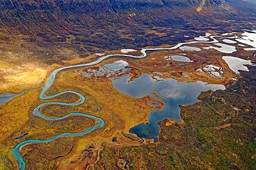 Ladtjovagge with the meandering river Ladtjojakka and many small lakes, autumn, Nikkaluokta, Kiruna, Gaellivare, Norrbottens laen, Lapland, Northern Sweden, Sweden, Europe