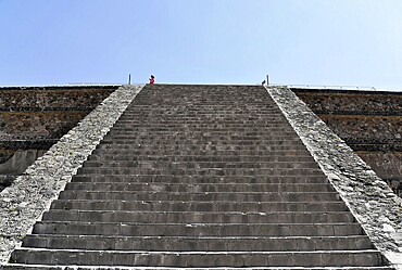 Pyramids of Teotihuacán, UNESCO World Heritage Site, Teotihuacán, State of Mexico, Mexico, Central America, Wide stone staircase leads up to the blue sky, Puebla, Central America