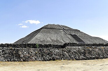 Pyramids of Teotihuacán, UNESCO World Heritage Site, Teotihuacán, State of Mexico, Mexico, Central America, Great stone pyramid and a stone wall under a blue sky, Puebla, Central America