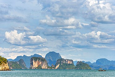 Phang Nga bay near Koh Yai Noi, seascape, seascape, nature, natural landscape, mountains, mountainous, chalk cliffs, rocks, rocky, cliffs, lagoon, cloud, cloudy sky, sky, panorama, limestone, sandstone, holiday, travel, tourism, beach holiday, beach holiday, sun, sunny, climate, water, sea, ocean, coast, coastal landscape, paradise, holiday paradise, paradisiacal, boat, island, dream holiday, symbolic, Asian, exotic, beautiful, Phangnga, Phuket, Thailand, Asia