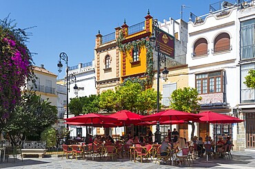 Cosy pavement café with red parasols in a historic square, Plaza del Cabildo, Sanlúcar de Barrameda, Sanlucar, Cádiz, Cadiz, Andalusia, Spain, Europe