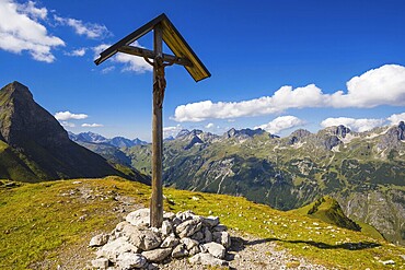 Field cross at Rappensee, left behind Kleiner Rappenkopf, 2276m, Allgäu Alps, Allgäu, Bavaria, Germany, Europe