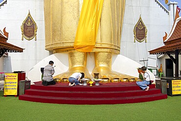 Feet of a 32 metre high standing Buddha statue, Wat Intharawihan, Bangkok, Thailand, Asia