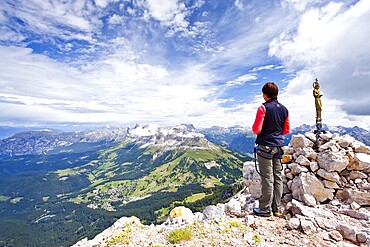 Mountaineers on the Diamantiditurm during the Latemar crossing, fixed rope route, Rosengartengruppe range at back, Dolomites, South Tyrol, Italy, Europe