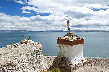 Tibetan Buddhism, Stupa or Chorten, Gossul Gompa Monastery above Lake Manasarovar, Mapham Yutsho, Kailash area, Ngari, Trans-Himalaya, Himalayas, West Tibet, Tibet Autonomous Region, People's Republic of China, Asia