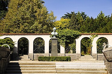 Lessing bust in front of Lessinghaus Museum, Lessing Museum, Kamenz, Saxony, Germany, Europe