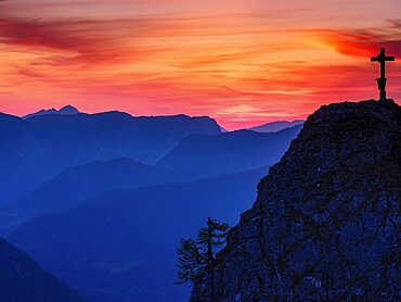 Cross on the summit of the Kleiner Jenner at dusk, Reiteralpe in the background, Berchtesgaden National Park, Schönau am Königssee, Upper Bavaria, Bavaria, Germany, Europe