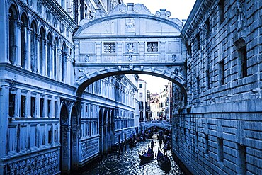Tourists in gondolas sailing on the Rio de Palazzo o de Canonica Canal under the Bridge of Sighs (Ponte dei Sospiri) in Venice, Italy, Europe