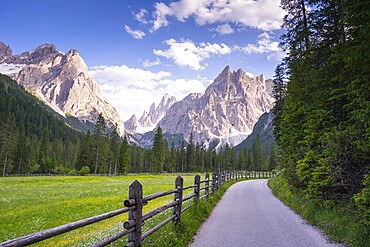 Hiking in Val Fiscalina in South Tyrol with a view of the mountains
