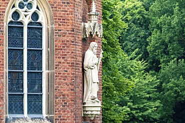 The castle was the ancestral seat of the Droste zu Hülshoff barons from 1417 to 2012 and is the birthplace of the poet Annette von Droste-Hülshoff