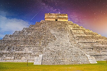 Tempelpyramide von Kukulcan El Castillo, Chichen Itza, Yucatan, Mexiko, Maya Zivilisation mit Milchstraße Galaxy Sterne Nachthimmel