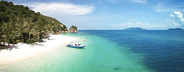 Schönes Strandpanorama Blick über eine Rawa Insel. Weißer Sandstrand von oben gesehen. Malaysia