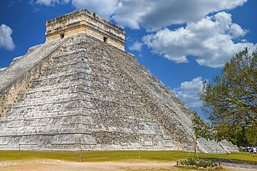 Temple Pyramid of Kukulcan El Castillo, Chichen Itza, Yucatan, Mexico, Maya civilization