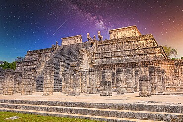Tempel der Krieger in Chichen Itza, Quintana Roo, Mexiko. Maya Ruinen in der Nähe Cancun mit Milchstraße Galaxy Sterne Nachthimmel