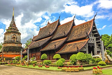 The spectacular Buddhist temple, Wat Lok Molee, in the old city of Chiang Mai, Northern Thailand, Asia
