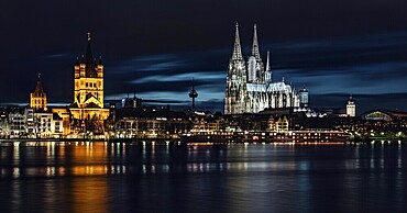 Panoramic view of Cologne Cathedral at night, Germany