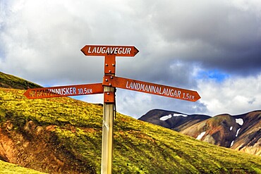Signpost on the Laugavegur hiking trail, Landmannalaugar, remote hiking area in the Fjallabak nature reserve, Laugavegur hiking trail, Suðurland, Sudurland, Icelandic highlands, Iceland