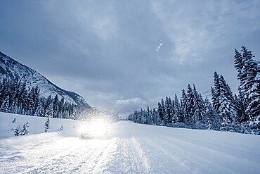 Winter road trip on the Icefields Parkway with lots of snow and ice, Banff National Park, Jasper National Park, Alberta, Canada