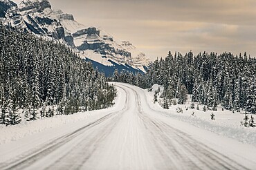 Winter road trip on the Icefields Parkway with lots of snow and ice, Banff National Park, Jasper National Park, Alberta, Canada