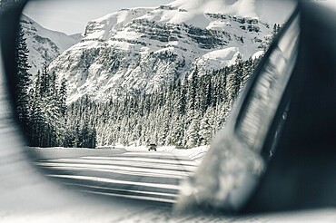 Winter road trip on the Icefields Parkway with lots of snow and ice, Banff National Park, Jasper National Park, Alberta, Canada