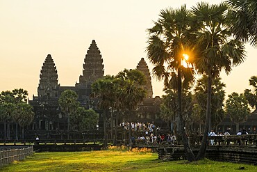 Angkor Wat, sunrise, Angkor, UNESCO World Heritage Site, Siem Reap, Cambodia, Indochina, Southeast Asia