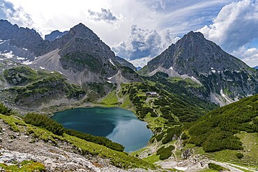 Panoramic mountain tour in Ehrwald via the Tajatorl to Drachensee, Coburger Hut and Seebensee in the Tiroler Zugspitz Arena