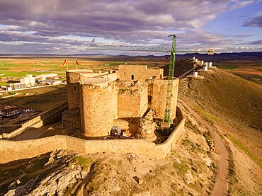 Molinos de Consuegra con el castillo de la Muela al fondo, cerro Calderico, Consuegra, provincia de Toledo, Castilla-La Mancha, Spain