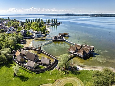 Luftbild von den Pfahlbauten, Pfahlbaumuseum, Freilichtmuseum Unteruhldingen, Uhldingen-Mühlhofen, Bodenseekreis, Bodensee, Baden-Württemberg, Deutschland