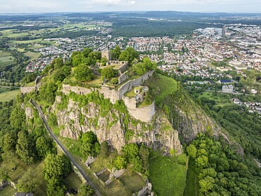 Luftbild vom Vulkankegel Hohentwiel mit Deutschlands größter Festungsruine, dahinter die Stadt Singen, Landkreis Konstanz, Baden-Württemberg, Deutschland