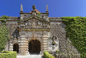 Fortress gate with coat of arms of Prince-Bishop Philipp Valentin Voit von Rieneck, Baroque, hilltop castle, 378m, Rosenberg Fortress, Kronach, Upper Franconia, Franconia, Bavaria, Germany