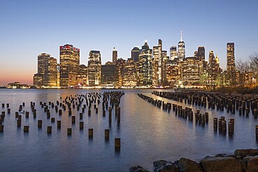 USA, New York City, Manhattan from Brooklyn Bridge Park