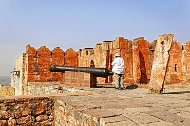 Old cannon, Mehrangarh Fort, Jodhpur, Rajasthan, North India, Asia, Person next to an old cannon on a sandstone fort in Rajasthan, India