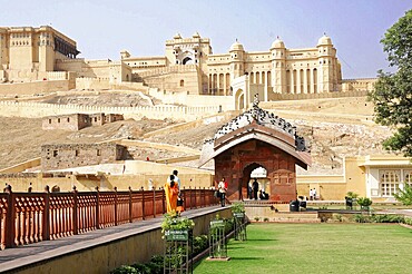 Fort Amber, Amber, near Jaipur, Rajasthan, North India, India, Asia, A magnificent palace in a large fort complex with visitors on an entrance terrace