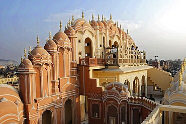 Hawa Mahal, Palace of the Winds, Detailed architecture of a historic building with domed roofs under a clear blue sky, Jaipur, Rajasthan, India, An elaborate palace with many window facades and curved arches in Rajasthan, Rajasthan, North India, India