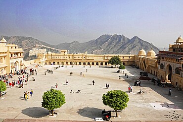 Fort Amber, Amber, near Jaipur, Rajasthan, North India, India, Asia, Spacious fort square with people, mountains in the background and historical architecture