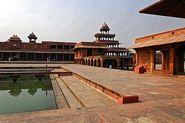 Red Fort, Agra, Uttar Pradesh, India, Asia, Spacious historical complex with pavilions and water basins. Reddish stone dominates the scene, Rajasthan, North India