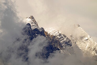 Small and large Bettelwurf with a thin layer of snow, behind wispy clouds, Small and large Bettelwurf, Karwendel Mountains, Tyrol, Austria