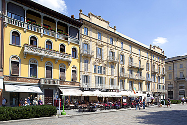 Restaurants and cafes, Piazza del Duomo, Como, Lake Como, Lombardy, Italian Lakes, Italy, Europe