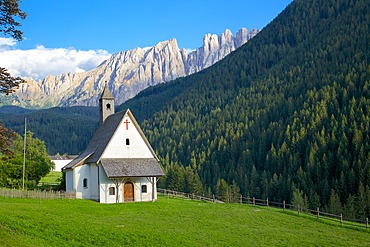 Church and Latemar Group mountains near Welschnofen, Bolzano Province, Trentino-Alto Adige/South Tyrol, Italian Dolomites, Italy, Europe
