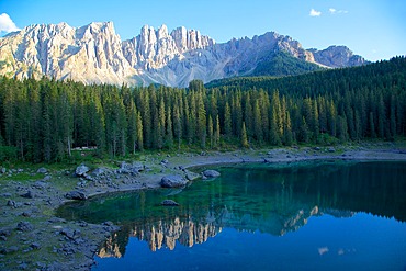 Lago di Carezza and Latemar Group mountains, Bolzano Province, Trentino-Alto Adige/South Tyrol, Italian Dolomites, Italy, Europe