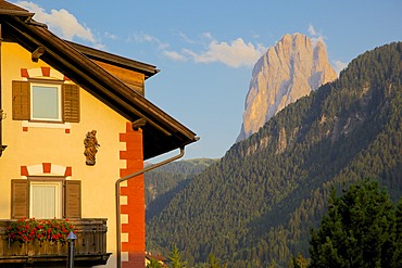 Town house overlooked by Odle Group, Ortisei, Gardena Valley, Bolzano Province, Trentino-Alto Adige/South Tyrol, Italian Dolomites, Italy, Europe