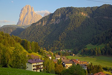Town houses overlooked by Odle Group, Ortisei, Gardena Valley, Bolzano Province, Trentino-Alto Adige/South Tyrol, Italian Dolomites, Italy, Europe