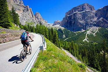 Cyclists, Sella Pass, Trento and Bolzano Provinces, Trentino Alto Adige/South Tyrol, Dolomites, Italy, Europe