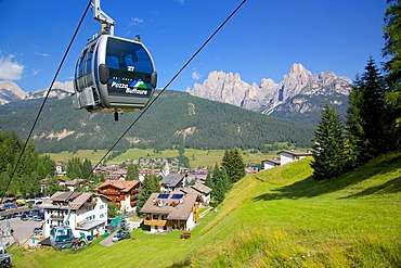 Cable car, Pozza di Fassa, Fassa Valley, Trento Province, Trentino-Alto Adige/South Tyrol, Italian Dolomites, Italy, Europe