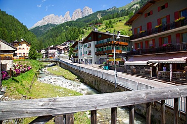 Village and river, Ciampedel, Fassa Valley, Trento Province, Trentino-Alto Adige/South Tyrol, Italian Dolomites, Italy, Europe