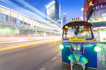 Traffic and Tuk Tuk on Ratchadamri Road, Bangkok, Thailand, Southeast Asia, Asia