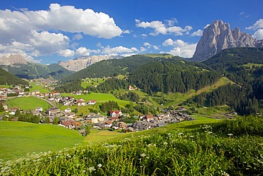 St. Cristina overlooked by Sassolungo Mountain, Gardena Valley, Bolzano Province, Trentino-Alto Adige/South Tyrol, Italian Dolomites, Italy, Europe