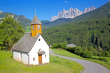 Church, Val di Funes, Bolzano Province, Trentino-Alto Adige/South Tyrol, Italian Dolomites, Italy, Europe